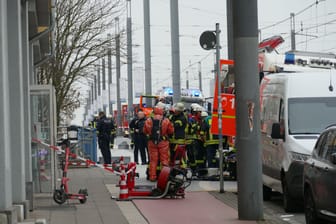 Säure in Bonn ausgetreten: Momentan läuft der Einsatz der Feuerwehr noch auf Hochtouren.
