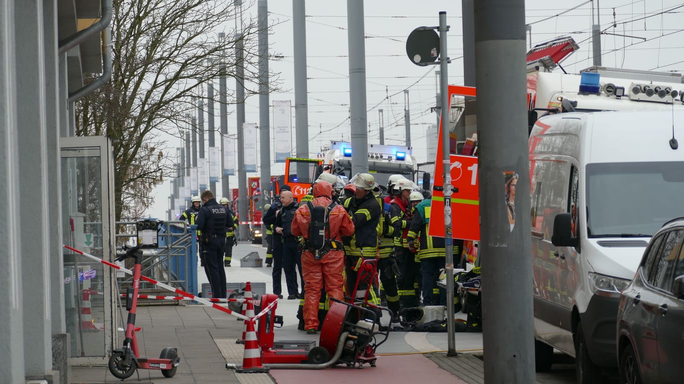 Säure in Bonn ausgetreten: Momentan läuft der Einsatz der Feuerwehr noch auf Hochtouren.