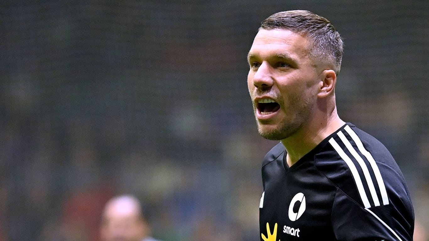 Lukas Podolski bei einem Hallenturnier (Archivfoto): Neben BVB-Star Mats Hummels ist er das Gesicht der "Baller League".