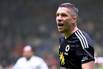 Lukas Podolski bei einem Hallenturnier (Archivfoto): Neben BVB-Star Mats Hummels ist er das Gesicht der "Baller League".