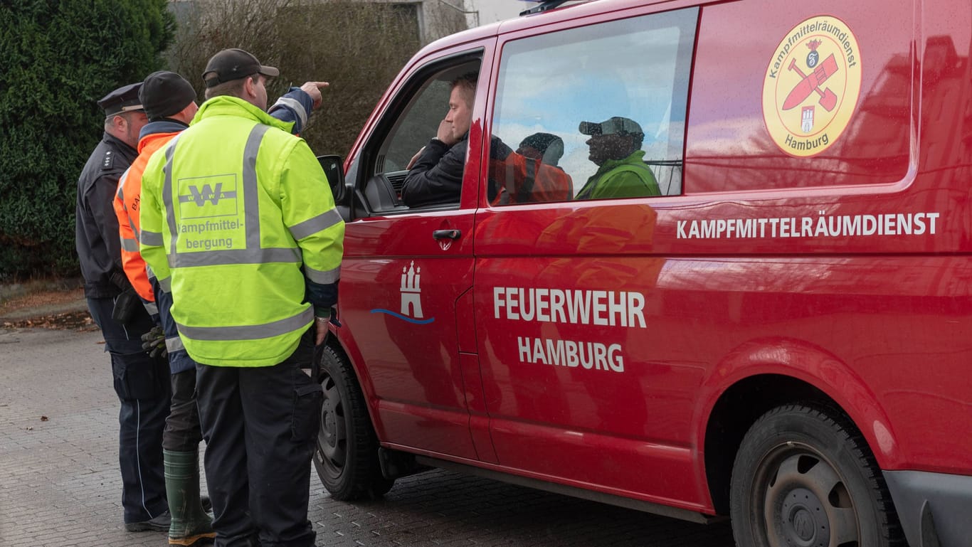 Einsatzkräfte vor einem Fahrzeug des Kampfmittelräumdiensts der Feuerwehr Hamburg (Symbolbild): Durch die Detonation kann es zu Erschütterungen kommen.