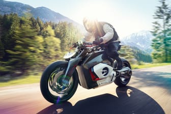 Bereits fünf Jahre her: 2019 hat BMW mit dem Vision DC Roadster gezeigt, wie ein E-Motorrad der Zukunft aussehen könnte.