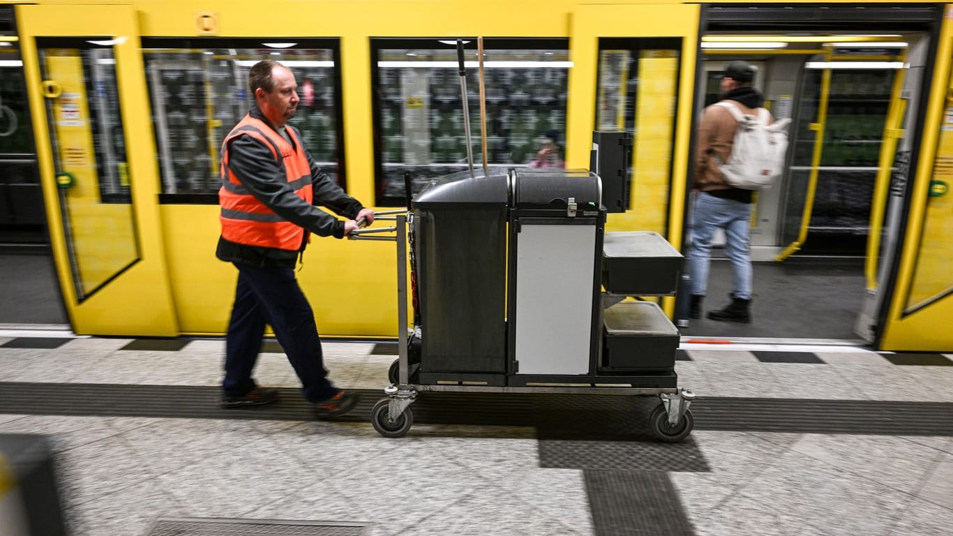 Eine Reinigungskraft: Sie geht bei der Vorstellung des Pilotprojektes der BVG zur Bedeutung von Sicherheit und Sauberkeit durch den U-Bahnhof Hermannstraße.