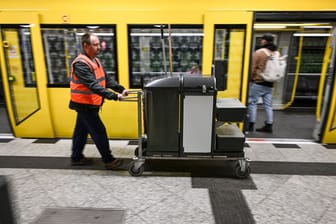 Eine Reinigungskraft: Sie geht bei der Vorstellung des Pilotprojektes der BVG zur Bedeutung von Sicherheit und Sauberkeit durch den U-Bahnhof Hermannstraße.