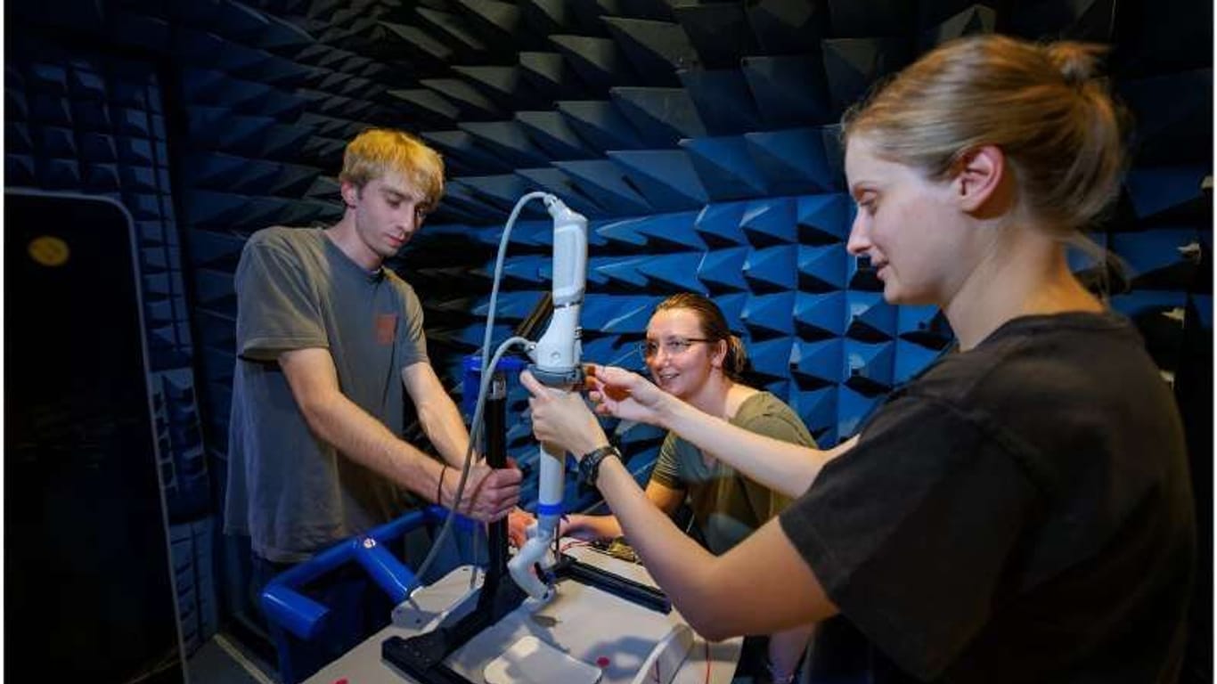 Der Roboter vor seiner Mission auf der ISS: Studenten der University of Nebraska probieren "spaceMIRA" aus.