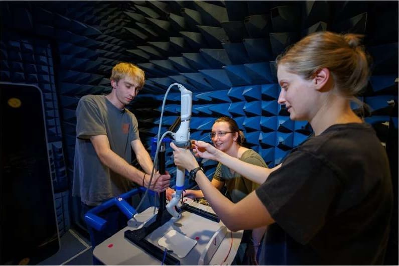 Der Roboter vor seiner Mission auf der ISS: Studenten der University of Nebraska probieren "spaceMIRA" aus.