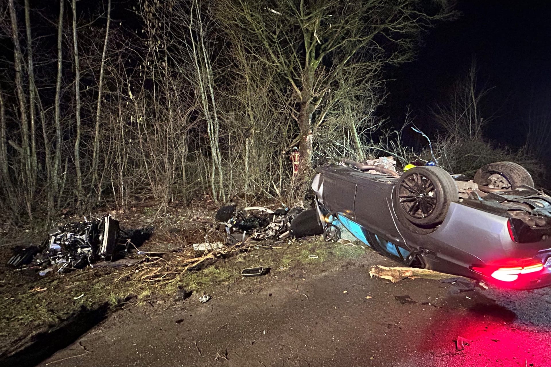 Die Unfallstelle auf der A23: Den Einsatzkräften bot sich ein Bild der Verwüstung.