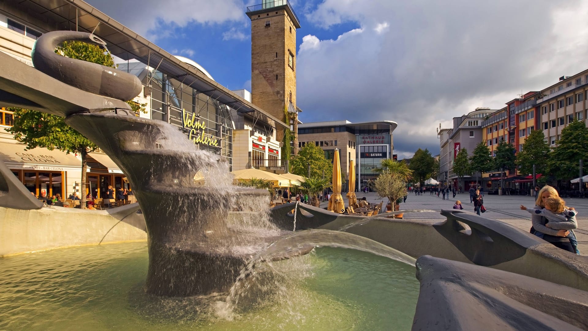 Hagen: Brunnen auf dem Friedrich-Ebert-Platz mit Volme-Galerie und Rathausturm.