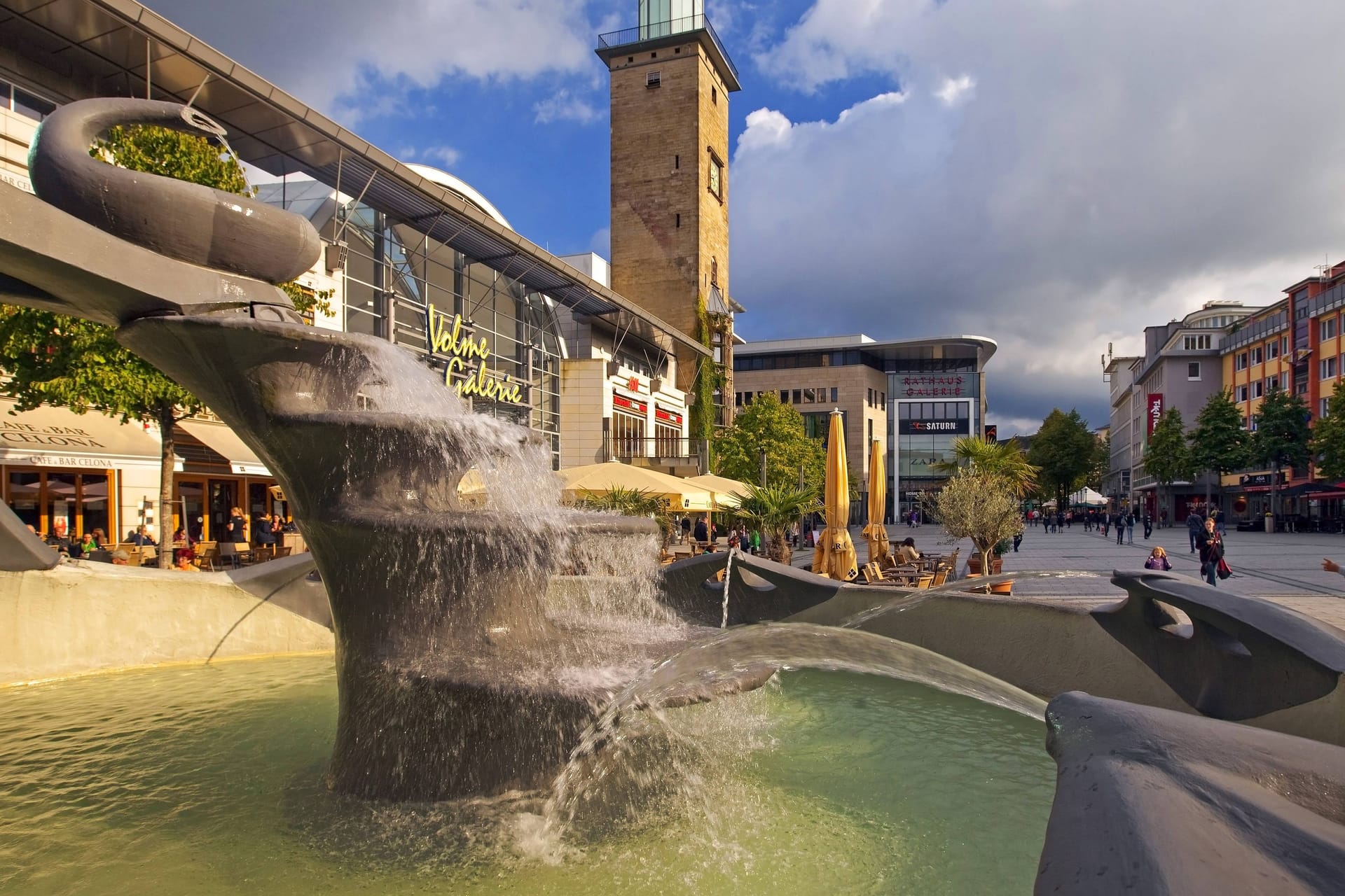 Hagen: Brunnen auf dem Friedrich-Ebert-Platz mit Volme-Galerie und Rathausturm.