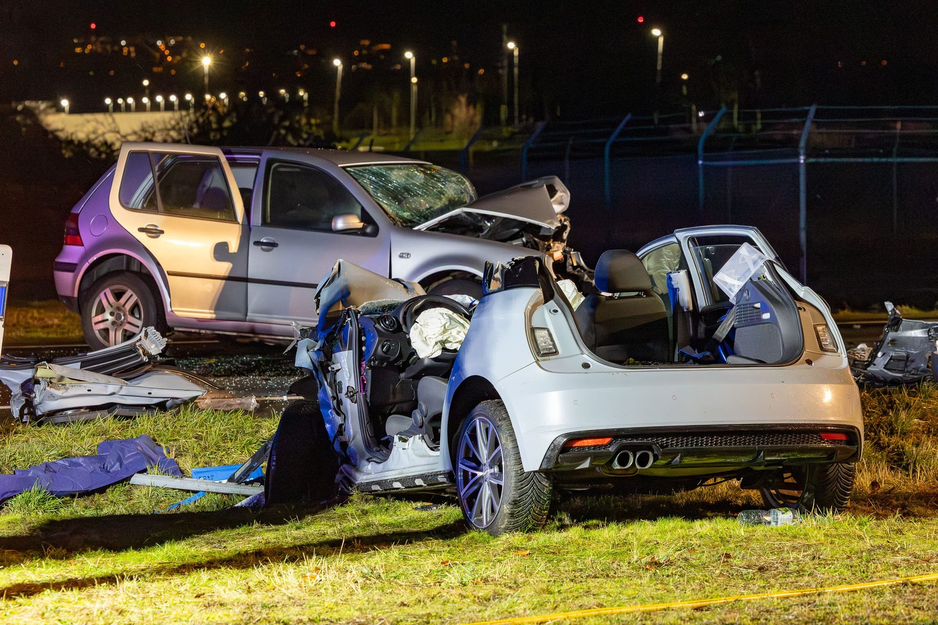 Crash am Gewerbegebiet Mönchhof: Der VW-Fahrer erlag noch an der Unfallstelle seinen schweren Verletzungen.