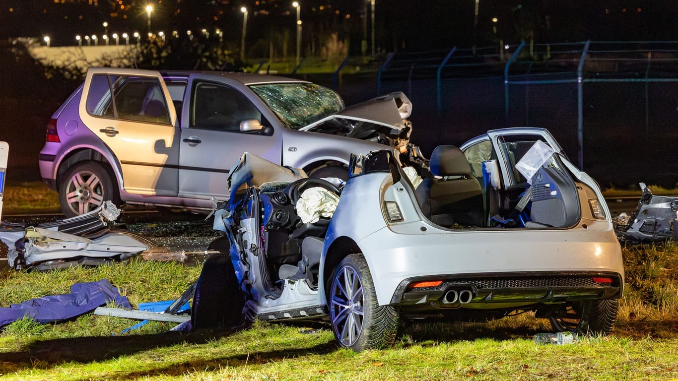 Crash am Gewerbegebiet Mönchhof: Der VW-Fahrer erlag noch an der Unfallstelle seinen schweren Verletzungen.