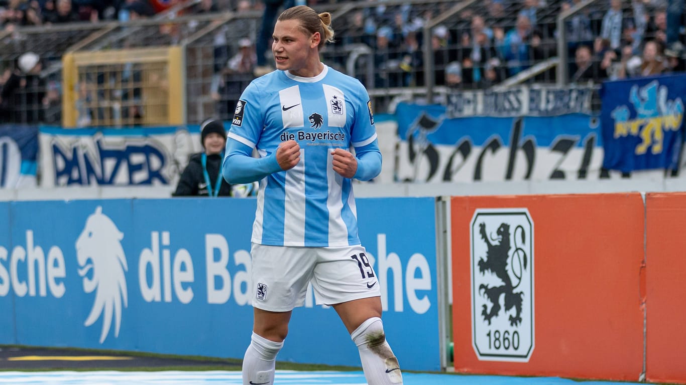 Fynn Lakenmacher bejubelt seinen Treffer zum 1:0 gegen den FC Ingolstadt vor der Westkurve im Grünwalder Stadion.