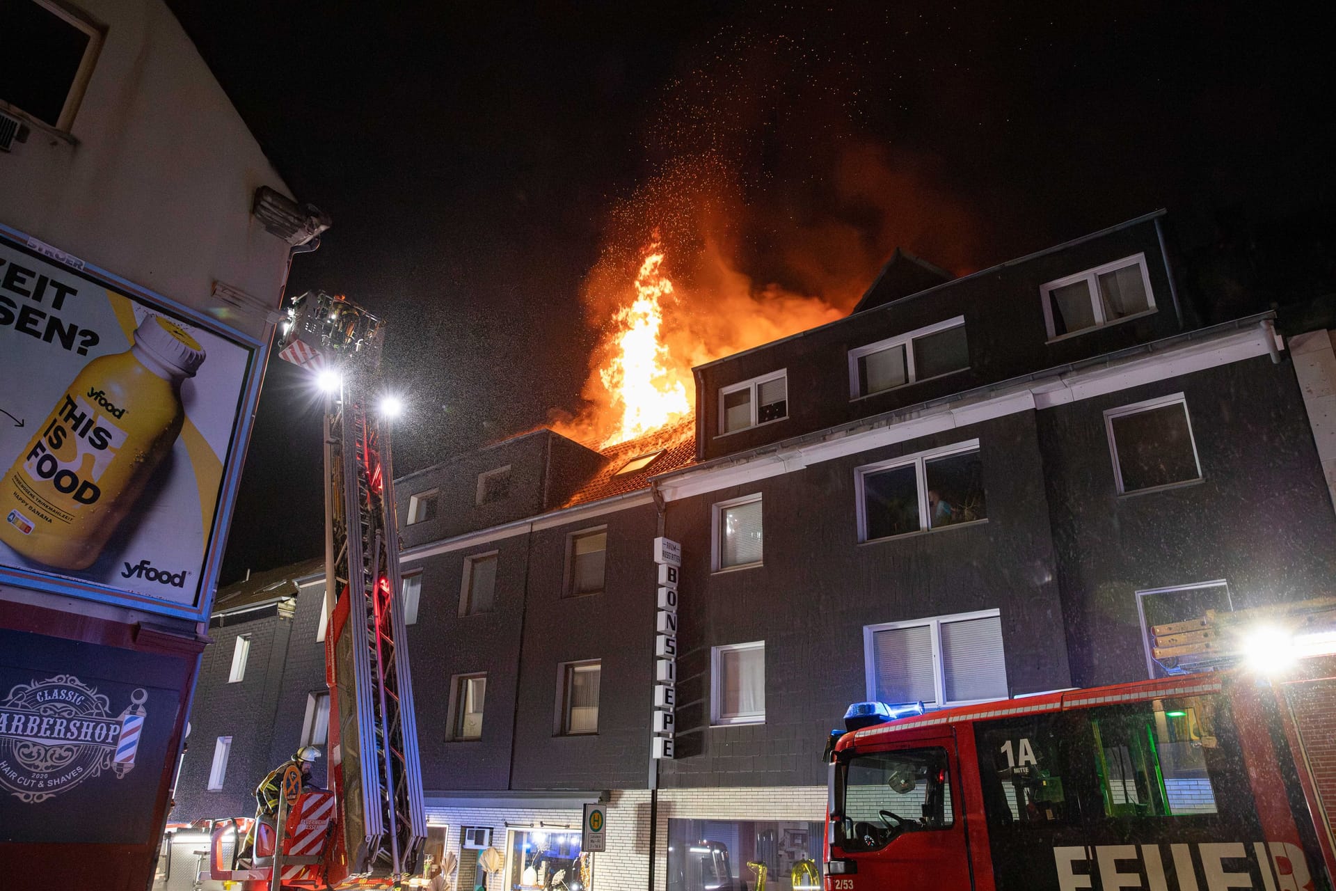 Dachstuhlbrand in einem Mehrfamilienhaus in Essen-Kray: Die Feuerwehr musste großflächige Löscharbeiten durchführen.
