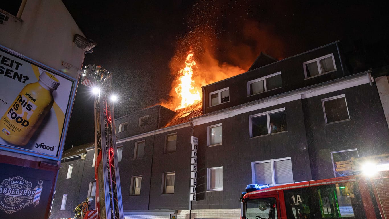 Dachstuhlbrand in einem Mehrfamilienhaus in Essen-Kray: Die Feuerwehr musste großflächige Löscharbeiten durchführen.
