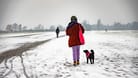 Spaziergänger im Winter auf dem Tempelhofer Feld (Archivfoto): Entstehen hier nun bald doch Wohnungen?