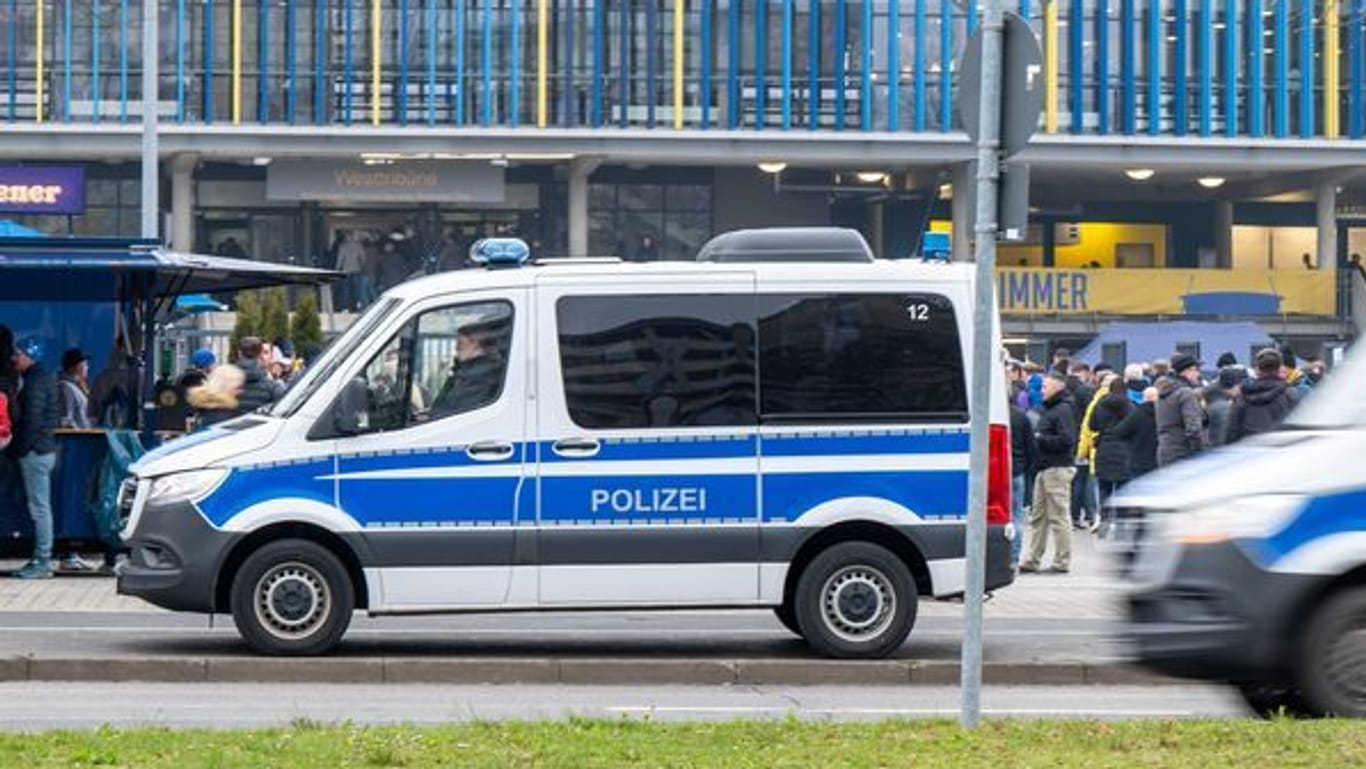 Polizeiwagen vor dem Braunschweiger Stadion: Situation eskaliert.