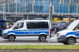Polizeiwagen vor dem Braunschweiger Stadion: Situation eskaliert.