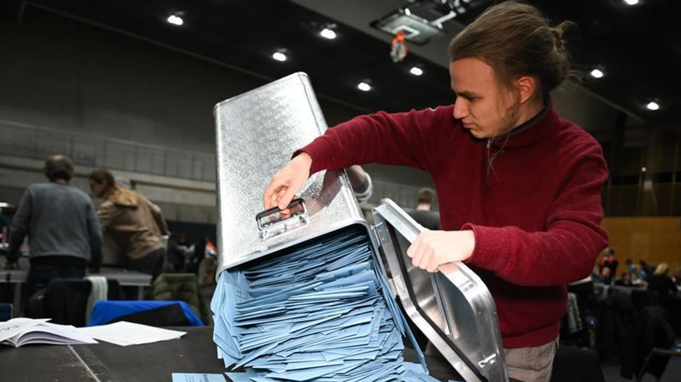 Wahlhelfer bei der Auszählung der Briefwahlstimmen in Berlin: Die Wahl ist beendet.