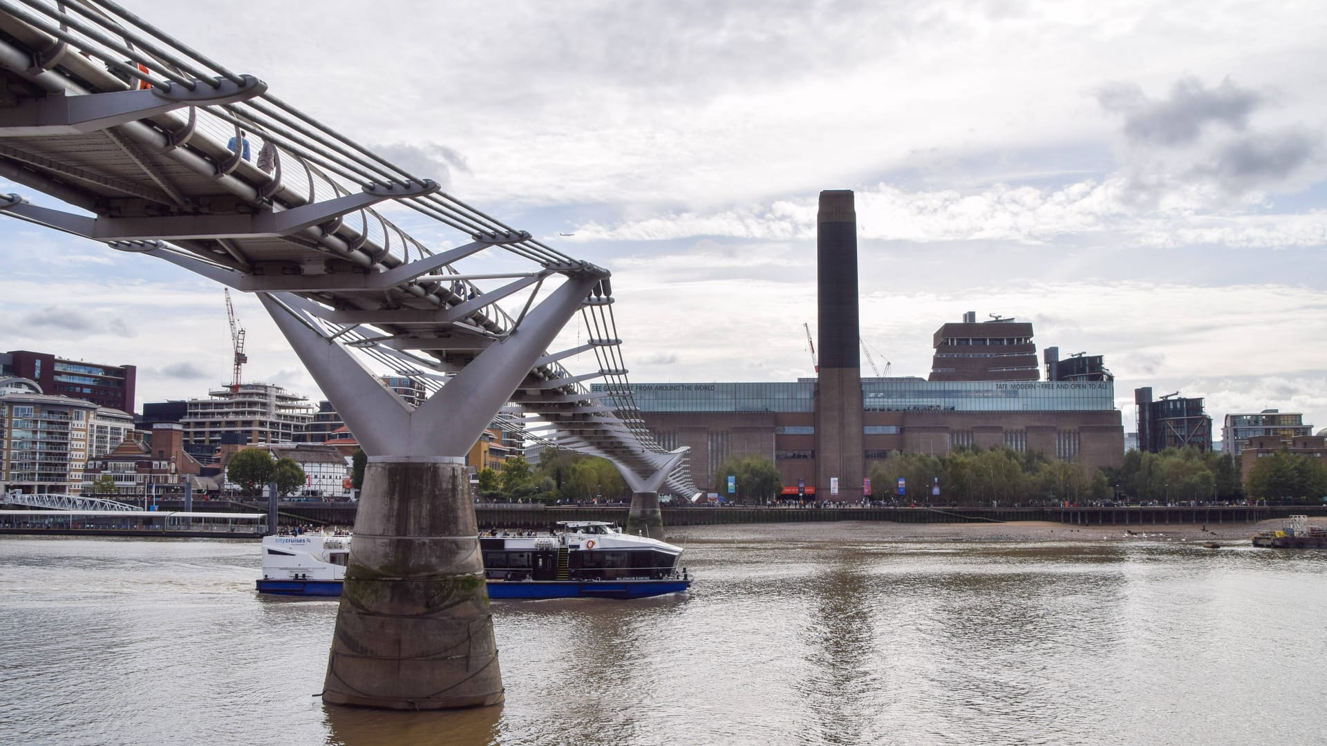 Die Millenium Bringe und die Tate Modern Gallery (Symbolbild): Nach Medienberichten ist ein von dem Museum in den Tod gestürzt. Die Millenium Bringe und die Tate Modern Gallery (Symbolbild): Nach Medienberichten ist ein von dem Museum in den Tod gestürzt.
