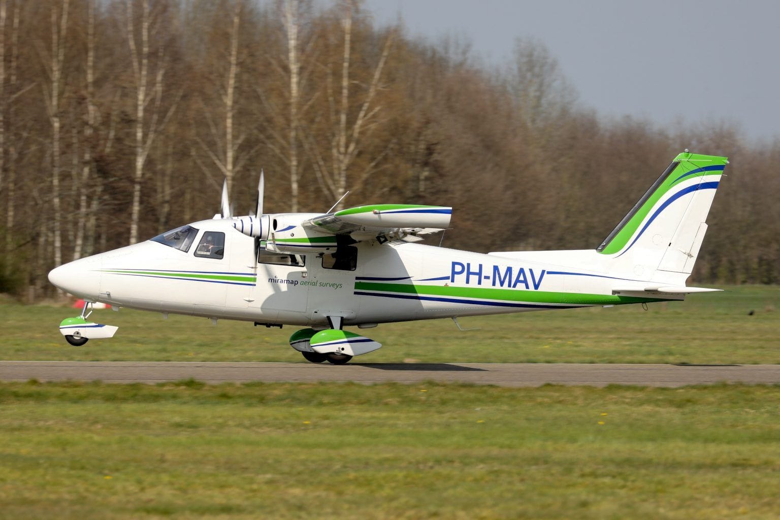 Ein Flugzeug der Firma Miramap Aerial Surveys (Symbolbild): Eine solche Maschine wird über Dortmund bald häufiger zu sehen sein.