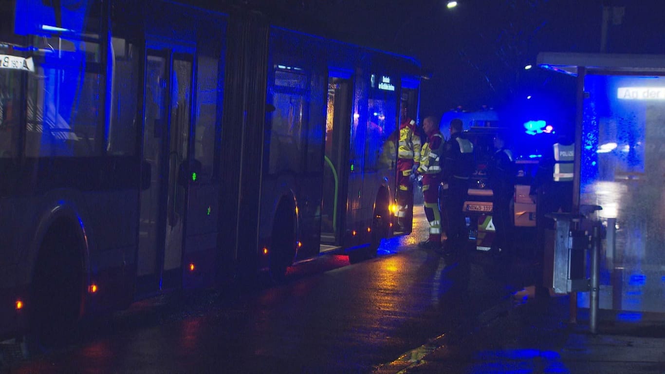 Rettungskräfte am DSW21-Bus: Der Busfahrer wurde mit einer Glasflasche verletzt.
