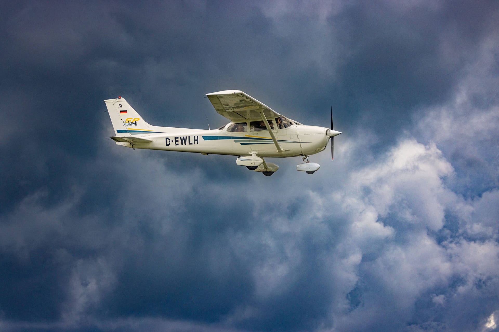 Eine Cessna vor Wolken (Symbolbild): Über dem Ötztal verschwand am Samstag eine Maschine vom Radarschirm.