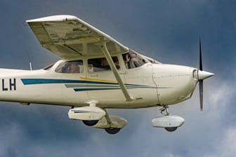 Eine Cessna vor Wolken (Symbolbild): Über dem Ötztal verschwand am Samstag eine Maschine vom Radarschirm.