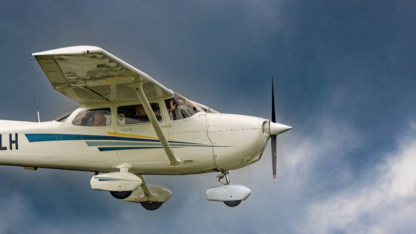 Eine Cessna vor Wolken (Symbolbild): Über dem Ötztal verschwand am Samstag eine Maschine vom Radarschirm.
