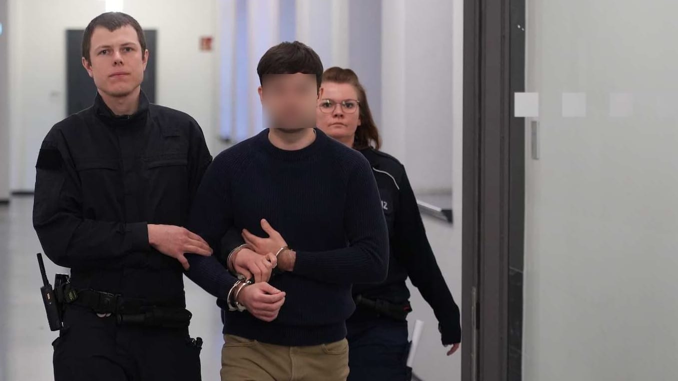 Angeklagter wird in den Gerichtssaal geführt: Der Beschuldigte hatte zugegeben, die Frau erstochen zu haben. Angeklagter wird in den Gerichtssaal geführt: Der Beschuldigte hatte zugegeben, die Frau erstochen zu haben.