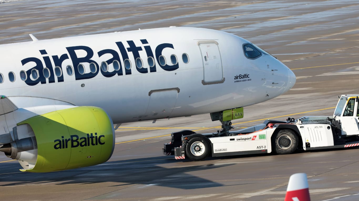 Eine Air Baltic Maschine auf dem Flugfeld (Archivbild): Nach einem Nuklearalarm wurden in Barcelone 127 Menschen kurzzeitig in einer Maschine von Air Baltic eingesperrt.