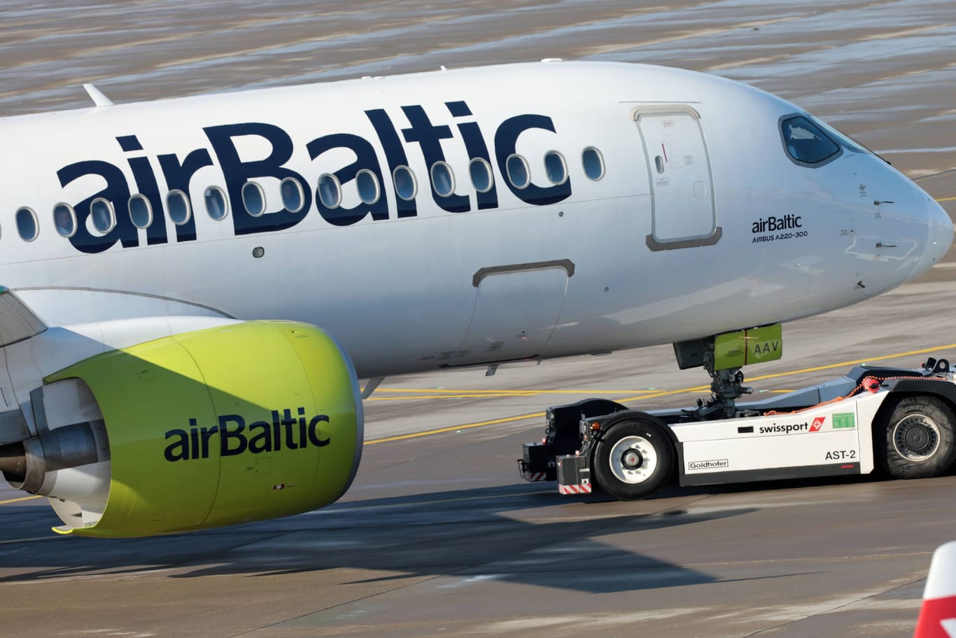 Eine Air Baltic Maschine auf dem Flugfeld (Archivbild): Nach einem Nuklearalarm wurden in Barcelone 127 Menschen kurzzeitig in einer Maschine von Air Baltic eingesperrt.