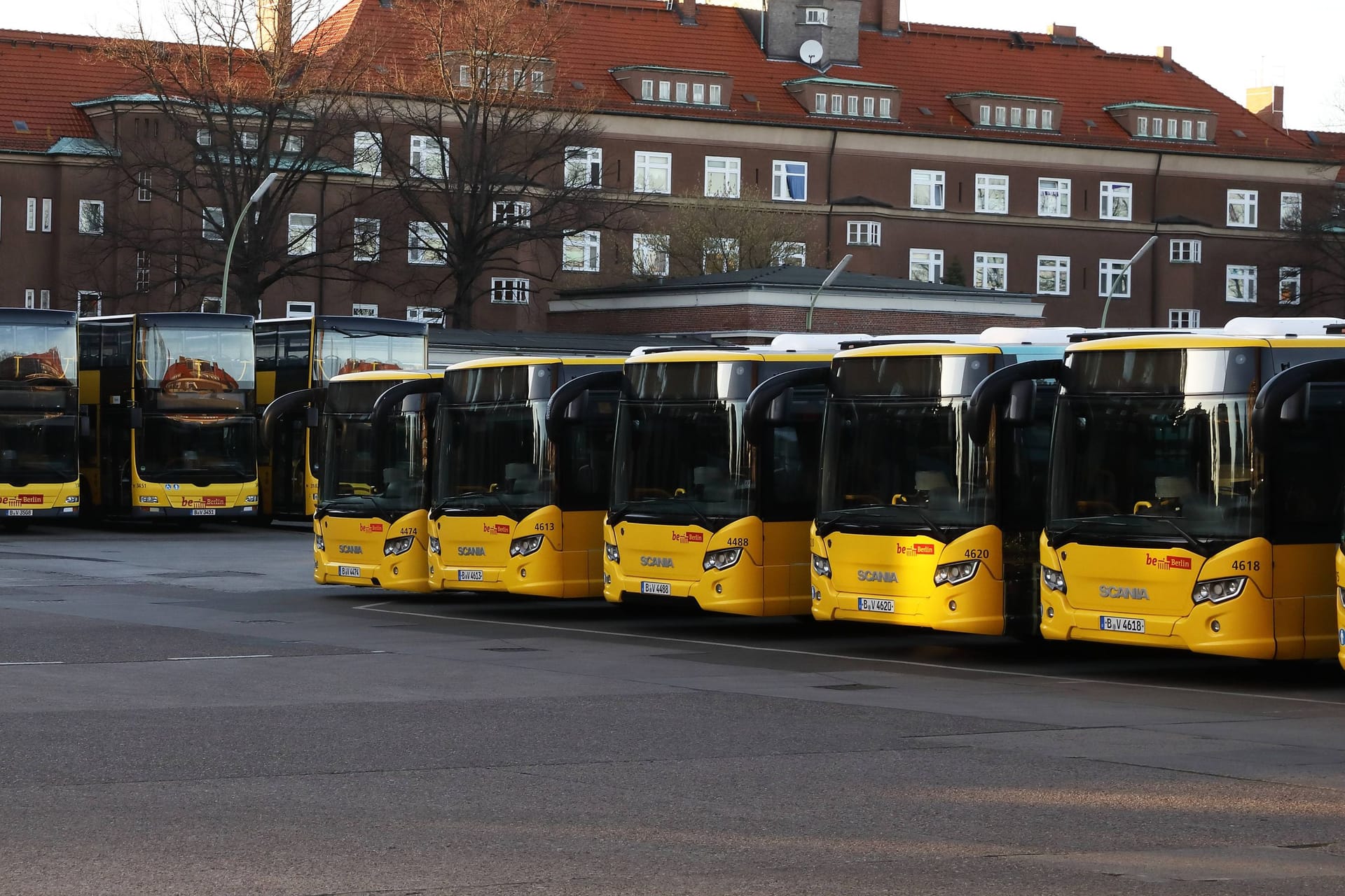 Fahrzeuge bei der BVG (Archivbild): In Berlin ist der ÖPNV stark eingeschränkt.