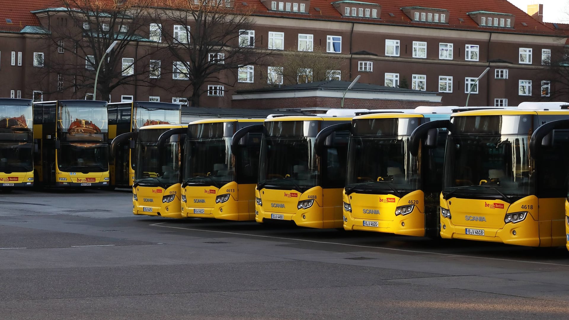 Fahrzeuge bei der BVG (Archivbild): In Berlin ist der ÖPNV stark eingeschränkt.