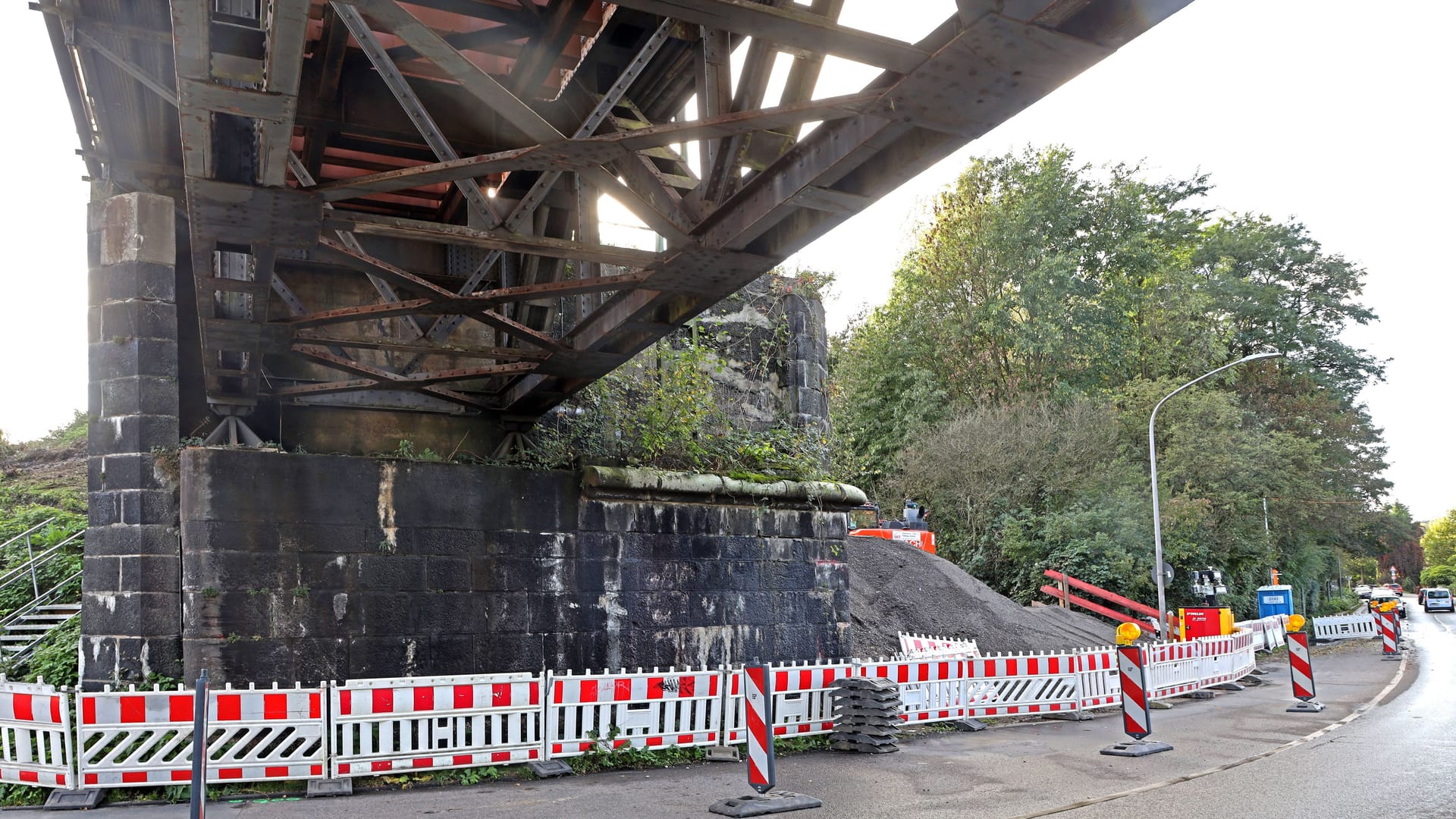 Eine Bahnbrücke wird saniert (Symbolbild): Die EU finanziert Reparaturen, um Transportwege fürs Militär zu sichern.