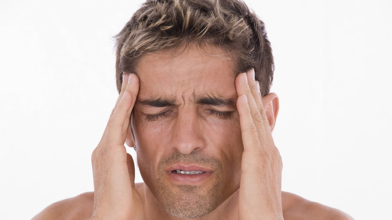 Mann fasst sich an den Kopf (Symbolbild): Kopfschmerzen gehören zu den häufigsten Arten chronischer Schmerzen.