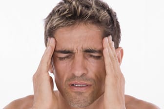 Mann fasst sich an den Kopf (Symbolbild): Kopfschmerzen gehören zu den häufigsten Arten chronischer Schmerzen.