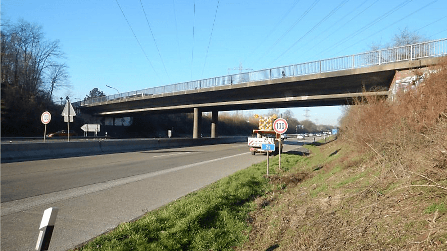 Die Brücke "Rather Straße" führt über die A559. Schon bald wird das Bauwerk abgerissen, was eine Sperrung der Autobahn notwendig macht. Die Brücke "Rather Straße" führt über die A559. Schon bald wird das Bauwerk abgerissen, was eine Sperrung der Autobahn notwendig macht.