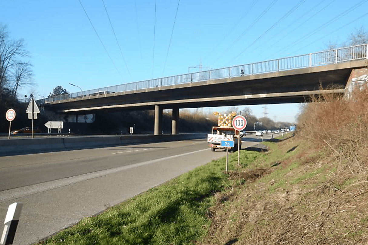 Die Brücke "Rather Straße" führt über die A559. Schon bald wird das Bauwerk abgerissen, was eine Sperrung der Autobahn notwendig macht.