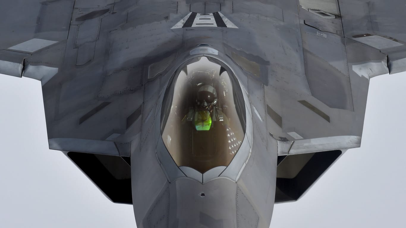 Ein Kampfpilot in einem amerikanischen F-22 Raptor-Jet. (Archivbild).