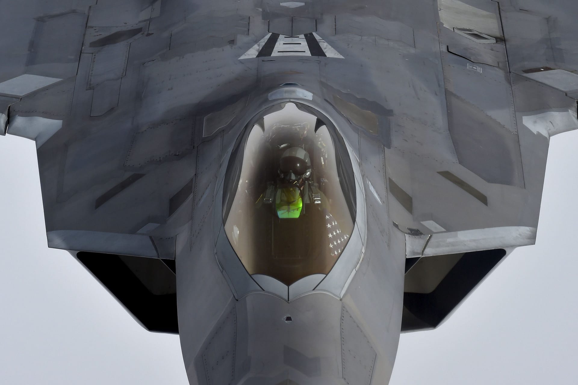 Ein Kampfpilot in einem amerikanischen F-22 Raptor-Jet. (Archivbild).