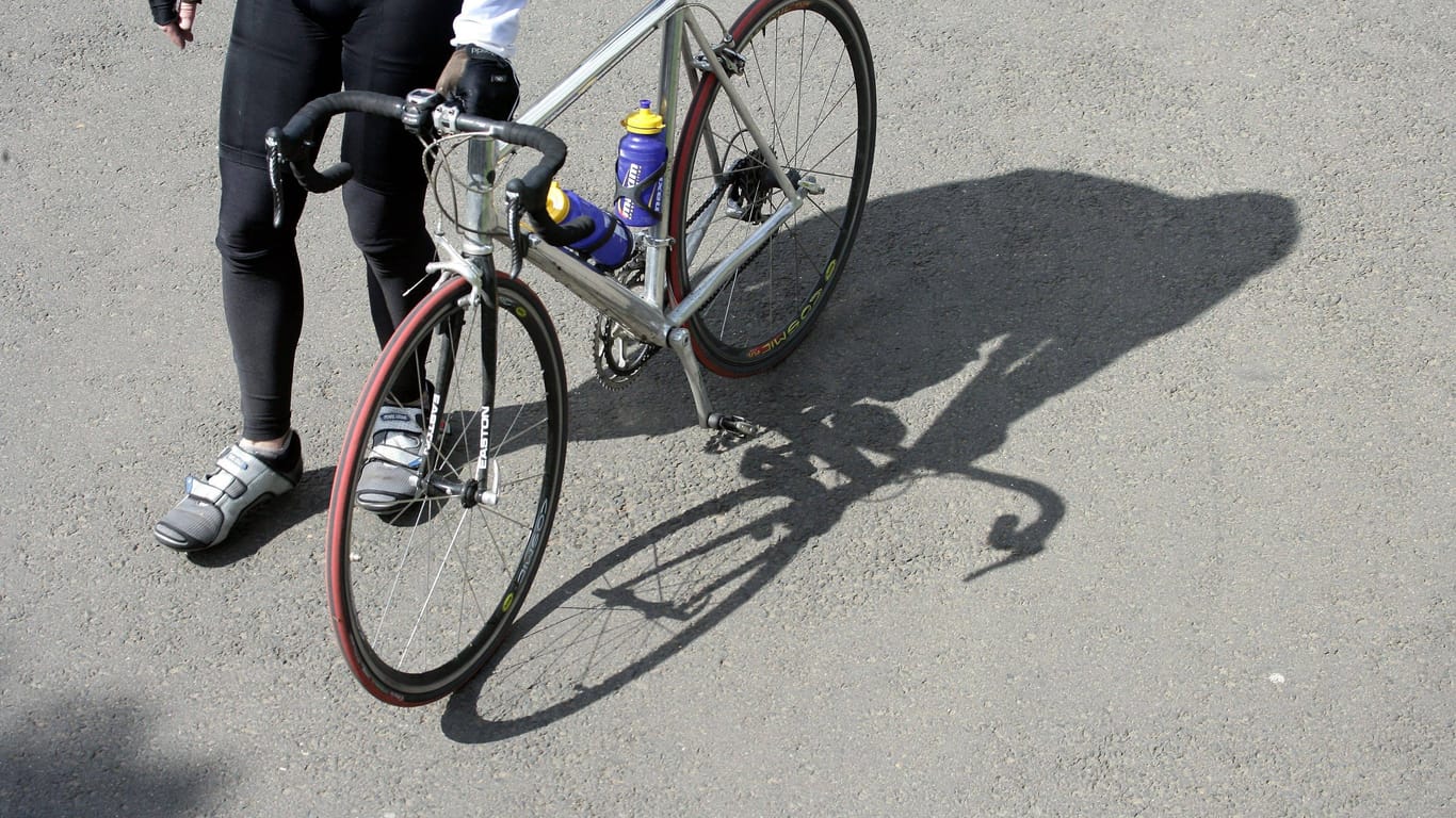 Ein Mann schiebt ein Fahrrad (Symbolbild): Eine 55-Jährige schöpfte Verdacht, als sie einen Mann mit einem Fahrrad beobachtete.