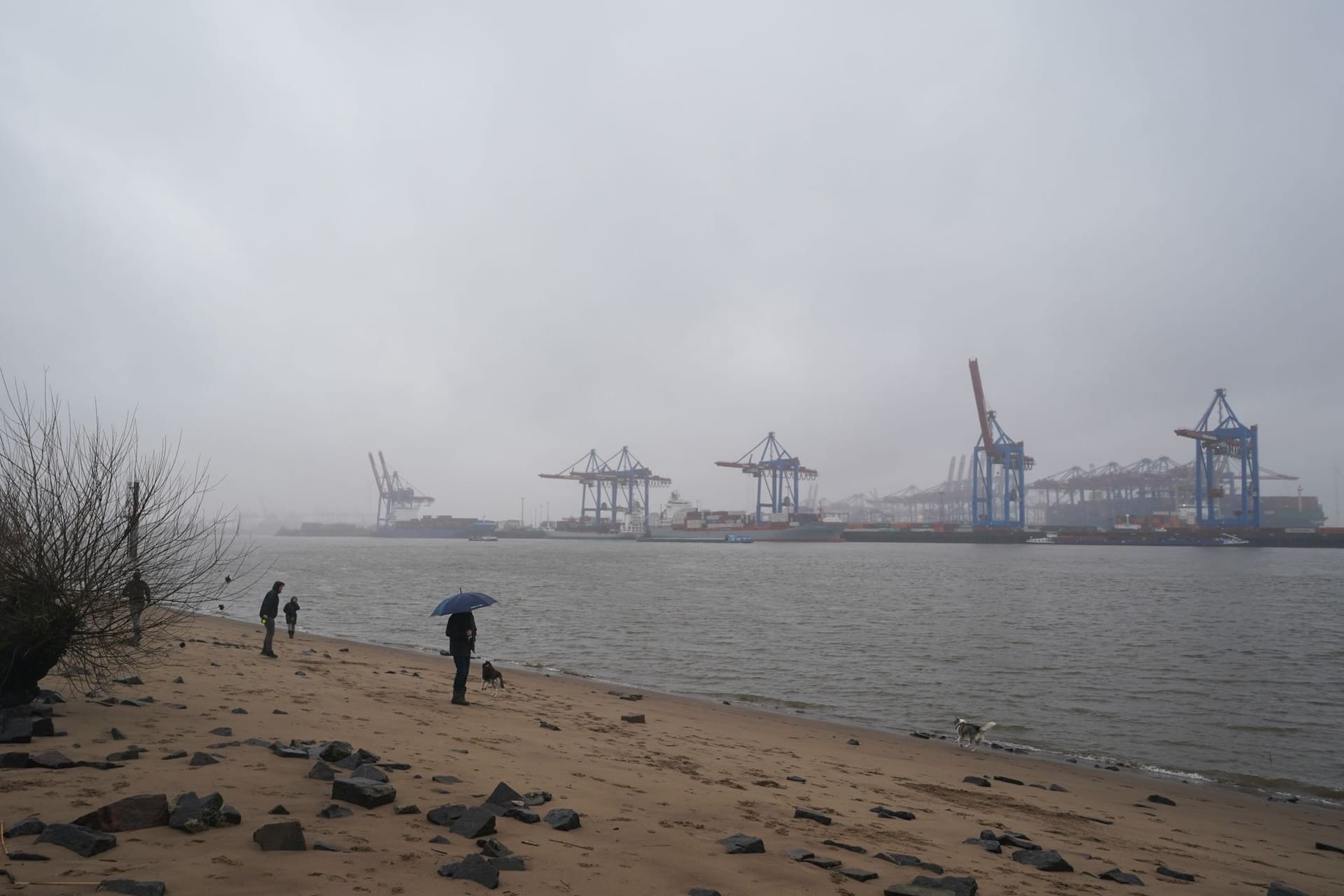 Regen am Hamburger Elbstrand