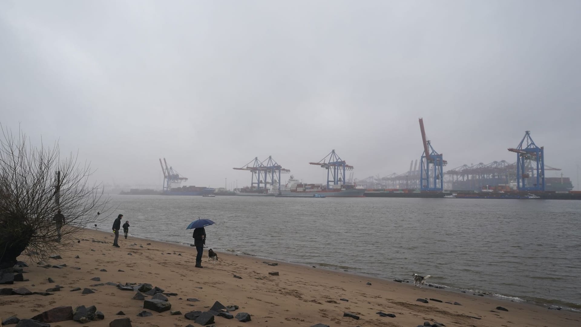 Regen am Hamburger Elbstrand