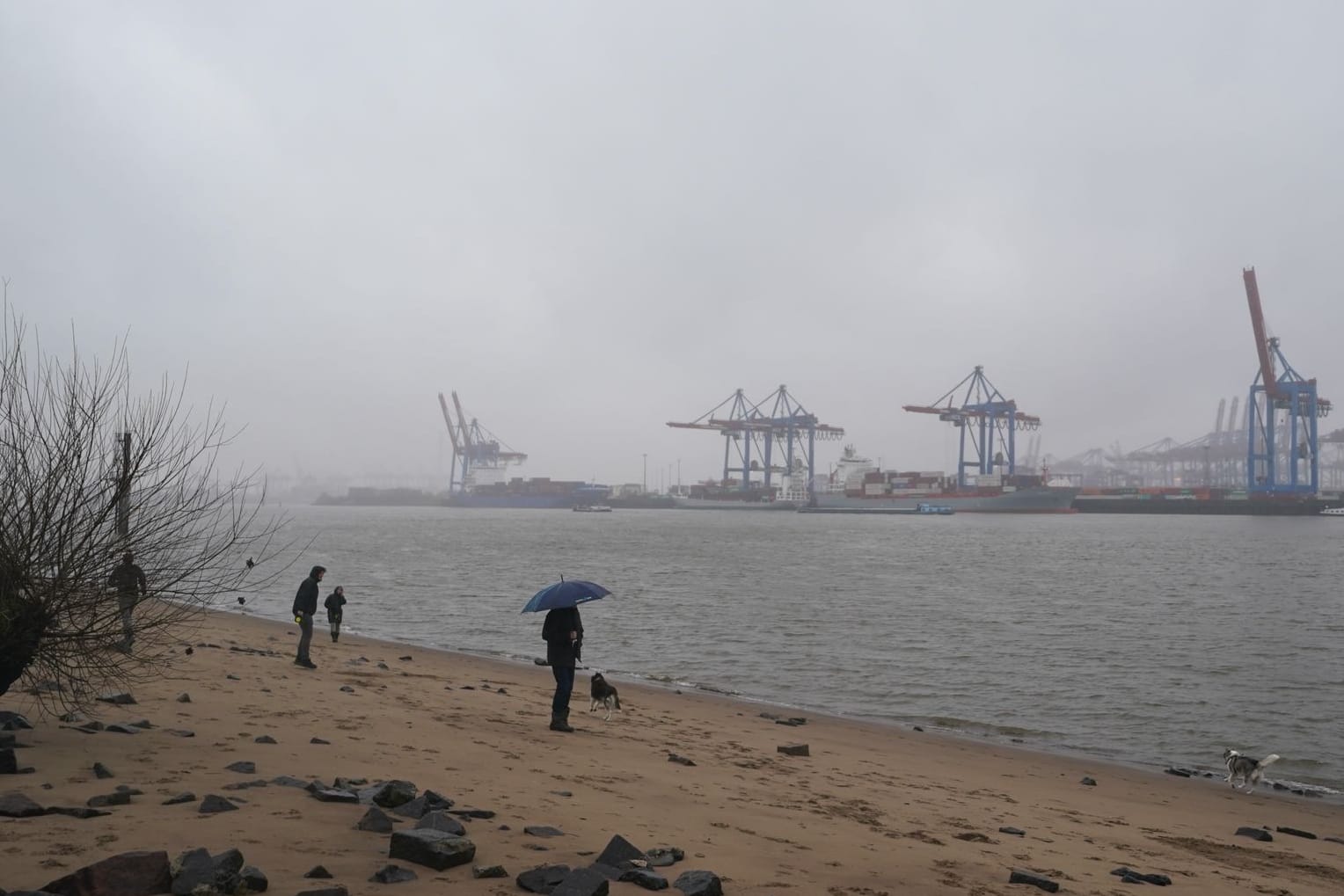 Regen am Hamburger Elbstrand