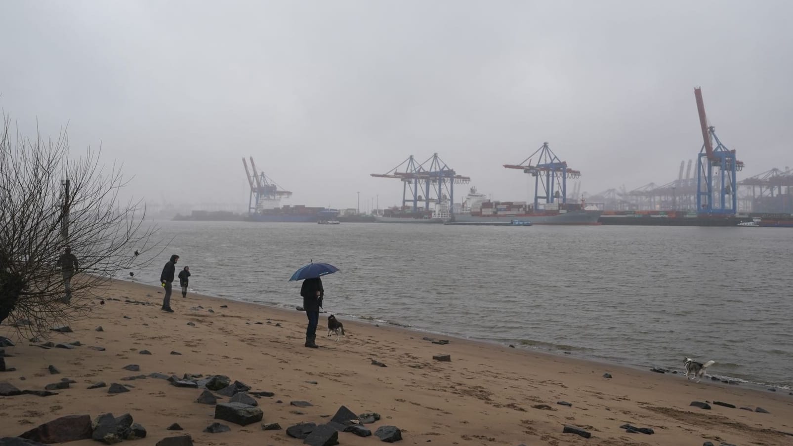 Regen am Hamburger Elbstrand