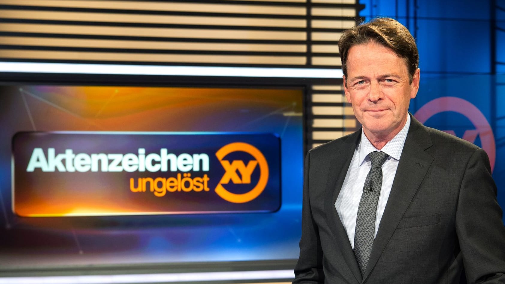 ZDF-Moderator Rudi Cerne im Studio der Sendung "Aktenzeichen XY ... ungelöst".