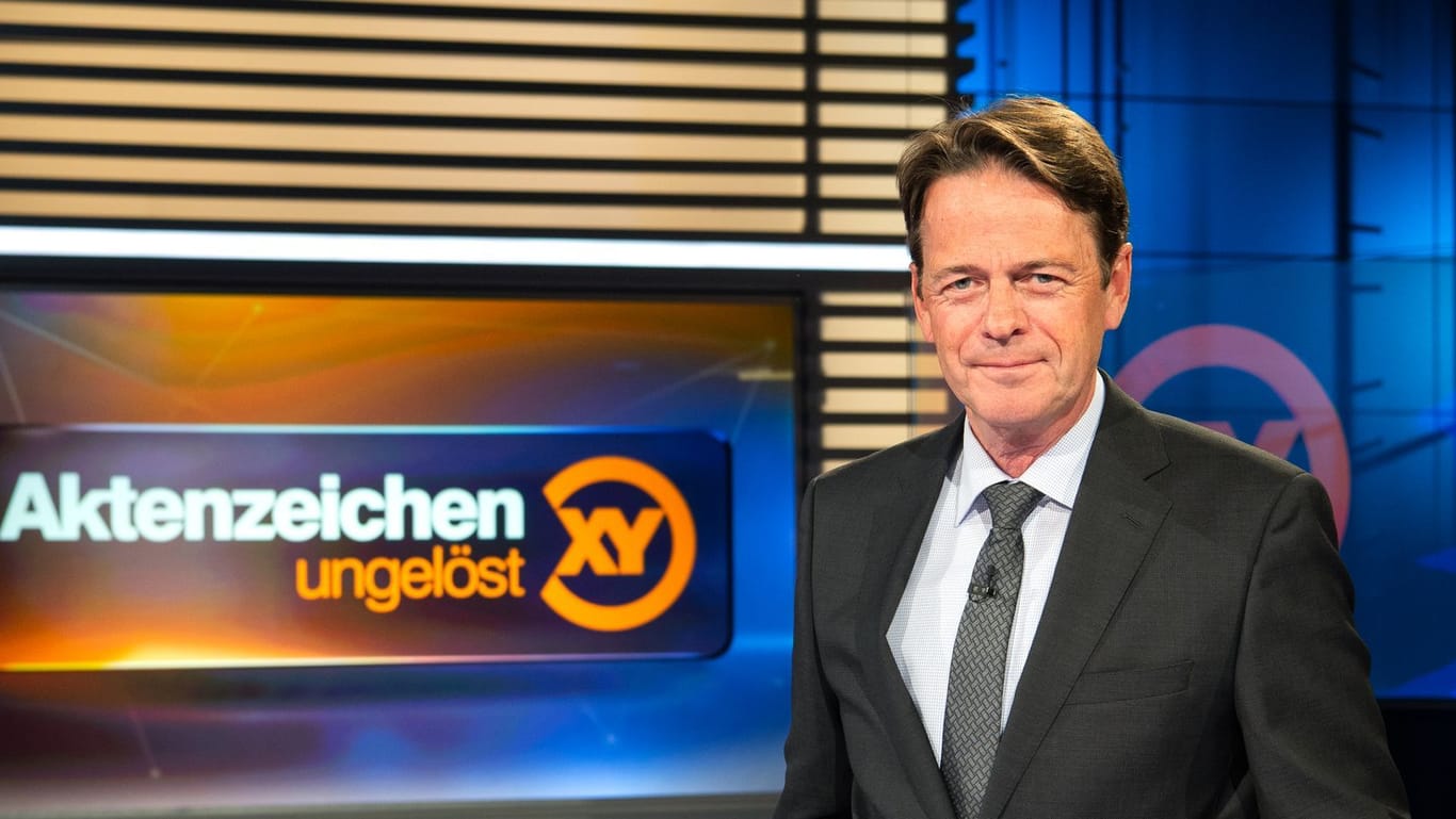 ZDF-Moderator Rudi Cerne im Studio der Sendung "Aktenzeichen XY ... ungelöst".