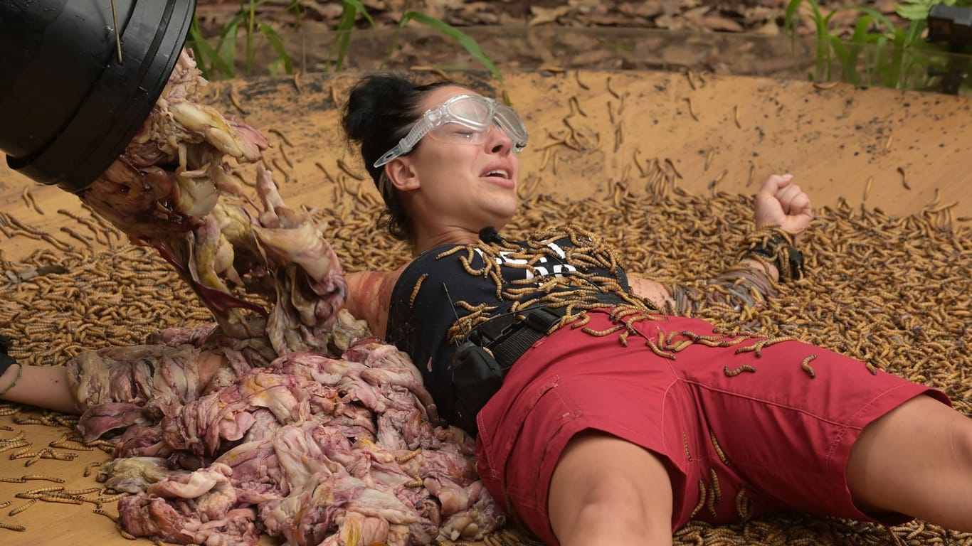 Dschungelcamp 2024: Leyla Lahouar kämpft mit sich in ihrer letzten Dschungelprüfung.