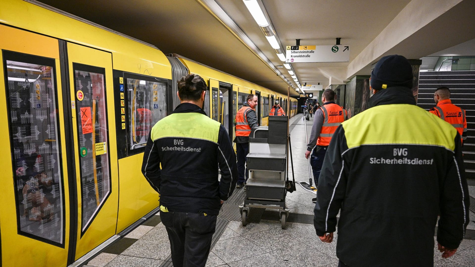 U8 an der Hermannstraße: Reinigungskräfte und Mitarbeiter eines Sicherheitsdienstes.