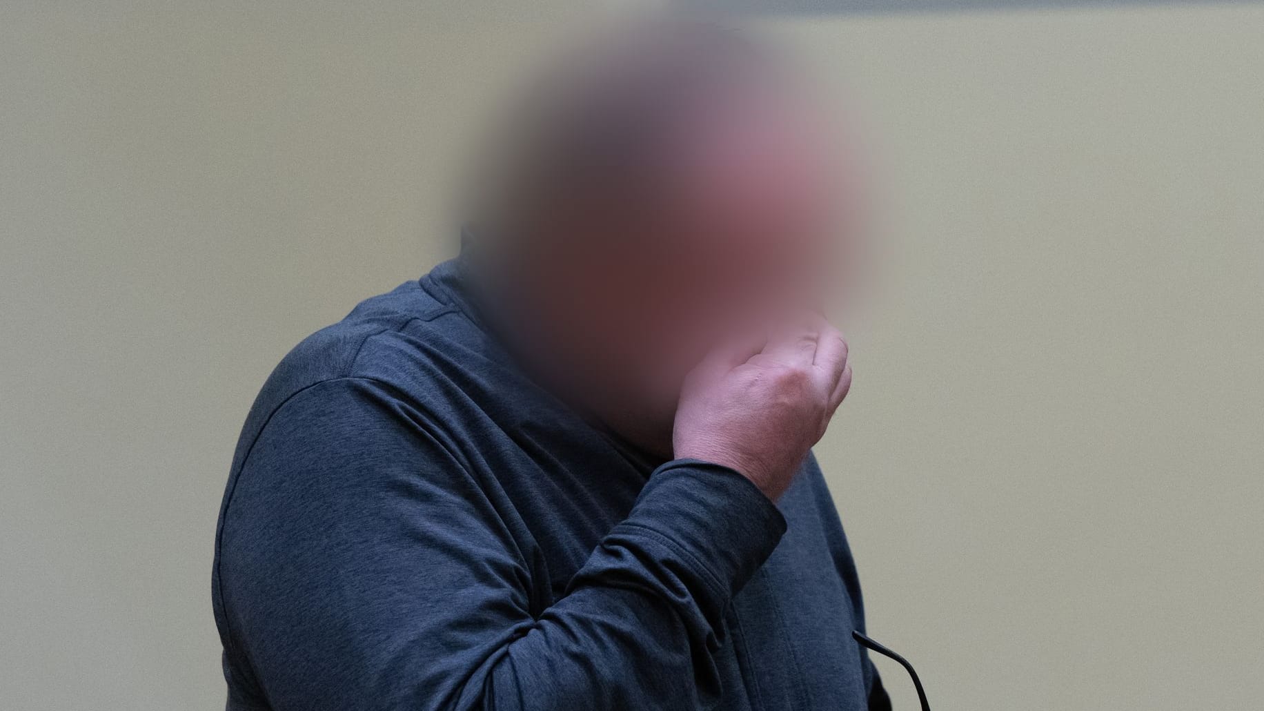 Der Angeklagte im Gerichtssaal: Immer wieder muss der Lokführer mit der Fassung ringen.